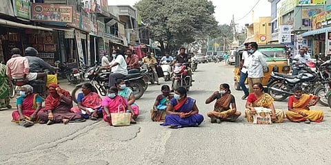 ”ஒருவர் கட்டாததற்கு எங்கள் கணக்கில் இருந்து பணம் எடுப்பதா?”-மகளிர் குழு பெண்கள் சாலைமறியல்