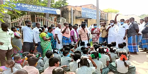 “எங்களுக்கு இங்கிலீஷ் டீச்சர் வேண்டும்” - சாலைமறியலில் குதித்த அரசுப்பள்ளி மாணவர்கள்!