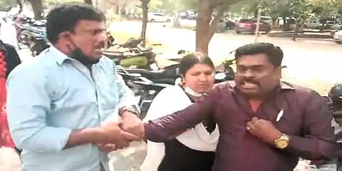 இப்படியெல்லாமா மோசடி செய்வீங்க! - நீதிமன்ற வளாகத்தில் பின்காப் மோசடி நபர் மீது தாக்குதல்