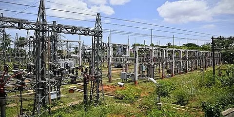 புதுச்சேரி: ஊழியர்கள் வேலை நிறுத்தத்தால் ஏற்பட்ட மின்தடை: பொதுமக்கள் சாலை மறியல்