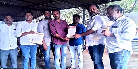 மதுரை: தேர்தலில் வெற்றிபெற கிடா வெட்டி வழிபாடு செய்த விஜய் மக்கள் இயக்கத்தினர்