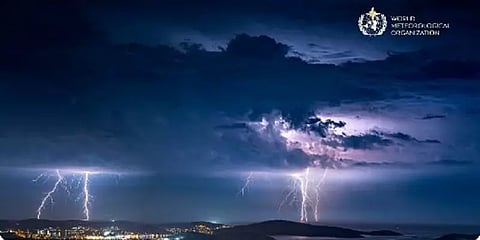 அமெரிக்காவில் பதிவான மிக நீளமான மின்னல் - 3 மாகாணங்களில் பதிந்து உலக சாதனை