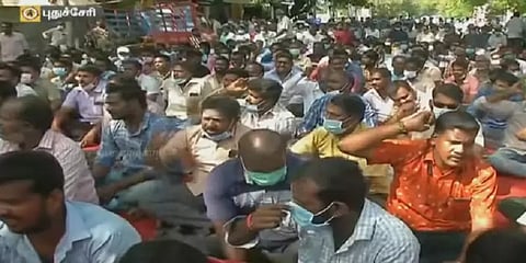 புதுச்சேரி: மின்துறையை தனியார்மயமாக்க கடும் எதிர்ப்பு - ஊழியர்கள் போராட்டம்