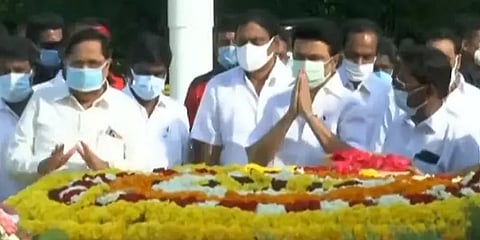 அண்ணா நினைவிடத்தில் முதல்வர் மு.க.ஸ்டாலின் மலர் தூவி மரியாதை