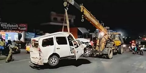 அடுத்தடுத்து 6 வாகனங்கள் மீது மோதிய லாரி - ஓட்டுநருக்கு வலிப்பு ஏற்பட்டதால் விபரீதம்