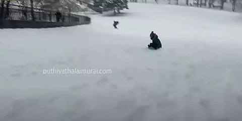 கடும் பனிப்பொழிவு - பனியால் மூடப்பட்ட சிகாகோ நகரம்