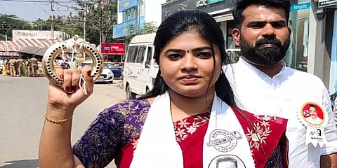 கண்ணகி தோற்றம்; தலையில் தாமரை - விதவிதமாக வேட்புமனு தாக்கல் செய்ய வந்த வேட்பாளர்கள்