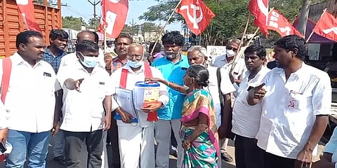 உண்டியல் மூலம் வசூல் செய்து வேட்புமனு தாக்கல்: கவனம் ஈர்த்த வந்தவாசி சிபிஎம் வேட்பாளர்