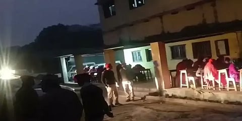 வாகன வெளிச்சத்தில் தேர்வெழுதிய 12-ம் வகுப்பு மாணவர்கள் - பீகாரில் அதிர்ச்சி சம்பவம்