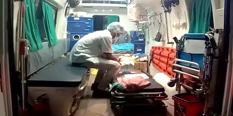 வீட்டிலேயே பிரசவம்.. எடைகுறைவாக பிறந்த குழந்தை.. உரிய நேரத்திற்கு வந்த 108 ஆம்புலன்ஸ்!