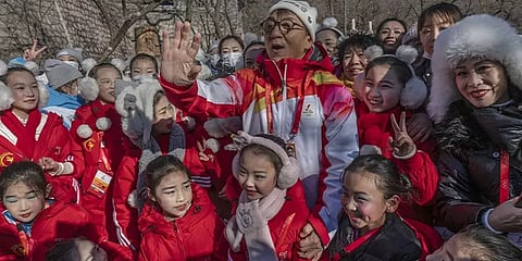 சீனப்பெருஞ்சுவர் பகுதியில் ஒலிம்பிக் போட்டிக்கான தீபத்தை ஏந்திச் சென்ற ஜாக்கி சான்