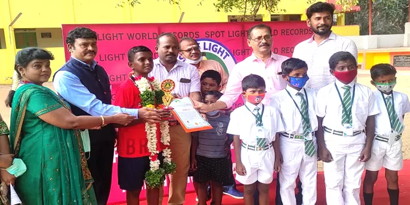 மதுரை: 30 நிமிடங்கள்; 1250 தோப்புக்கரணம் - உலக சாதனை படைத்த சகோதரர்கள்