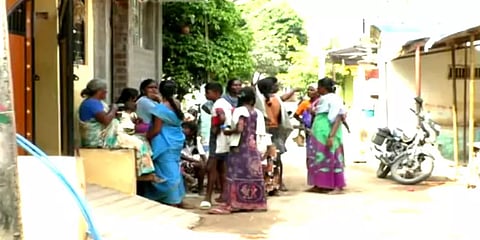 தெருவில் செல்வோரை விரட்டி விரட்டி கடித்த வெறிநாய்: சிறுவன் உட்பட 12 பேர் படுகாயம்