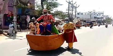 கோவை: ராஜா வேடமணிந்து 38வது முறையாக வேட்புமனுத் தாக்கல் செய்யவந்த சுயேட்சை வேட்பாளர்