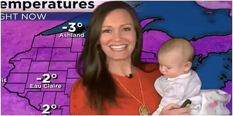 கைக்குழந்தையுடன் வானிலை அறிக்கை வாசித்த பெண்... வொர்க் ஃப்ரம் ஹோம் பரிதாபங்கள்!