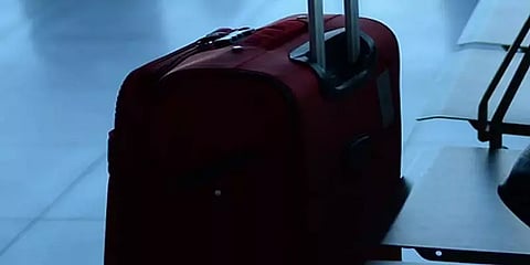 சூட்கேஸில் பதுங்கிய காதலி.. உலறிகொட்டியதால் வார்டனிடம் வசமாக சிக்கிய காதலன்