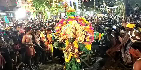 சீர்காழி: அருள்மிகு தர்மராஜா மாரியம்மன் கோயிலில் நடைபெற்ற தீமிதித் திருவிழா