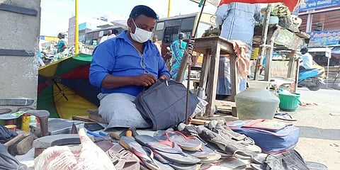 எளியோரின் வலிமைக் கதைகள் 16: தேய்ந்து போன செருப்பு தைக்கும் தொழில்