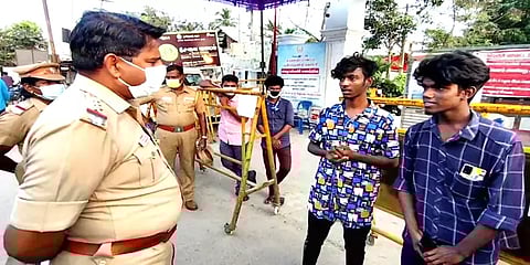 "அஞ்சு வருஷம் ஒழுங்கா படிச்சா ராஜாபோல வாழலாம்; இல்லனா.."மாணவர்களுக்கு இன்ஸ்பெக்டர் அறிவுரை