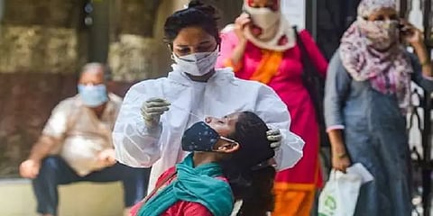 இந்தியாவில் குறைந்து வரும் தினசரி கொரோனா பாதிப்பு - ஒரேநாளில் 1,051 பேர் உயிரிழப்பு