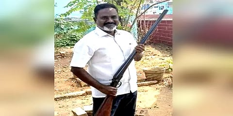 காவல் நிலையத்தில் துப்பாக்கியுடன் நின்ற படத்தை சமூக வலைதளத்தில் பதிவிட்ட நபர் மீது வழக்கு