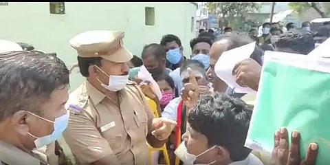 'நான் ஆளும் கட்சின்னு தெரியாதா?' - காவல்துறையினரிடம் திமுக நகர செயலாளர் வாக்குவாதம்