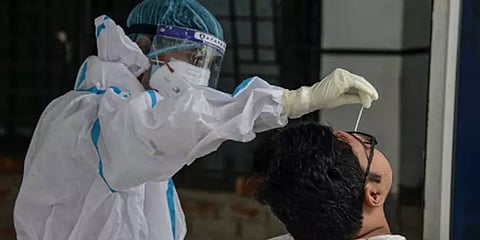 'கொரோனா பாசிடிவ் ஆன மூன்றில் ஒருவர் நோய் தொற்று பரப்பாதவர்' - ஆய்வில் தகவல்