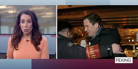 பெய்ஜிங் ஒலிம்பிக் - நேரலை செய்து கொண்டிருந்த நிருபரை வெளியே தள்ளிய பாதுகாப்பாளர்