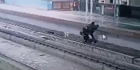 செல்போன் பார்த்தபடியே சென்று தண்டவாளத்தில் தவறி விழுந்த பயணி ! டெல்லி மெட்ரோவில் பரபரப்பு