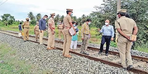 கோவை: யானைகள் உயிரிழந்த இடத்தில் வன பாதுகாப்பு அதிகாரி ஆய்வு