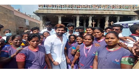 திருவண்ணாமலையில் ரசிகர்களுடன் சேர்ந்து கிரிவலம் சென்ற அருண் விஜய்