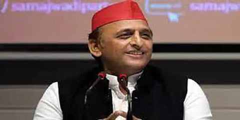 சமாஜ்வாதி நிர்வாகியை அடிக்க பாய்ந்த பொதுச் செயலாளர் - விழுந்து விழுந்து சிரித்த அகிலேஷ்!