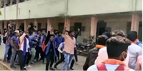 ‘ஜெய் பீம்’ Vs ‘ஜெய் ஸ்ரீராம்’ கோஷம்- கர்நாடக கல்லூரிகளை அதிரச் செய்யும் ஹிஜாப் விவகாரம்!