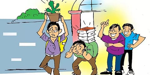 ’அரைநிர்வாண ஆடையில் நடனம்’-ஜூனியர்களை ராகிங் செய்த 18 சீனியர் மாணவர்கள் சஸ்பெண்ட் #ஆந்திரா