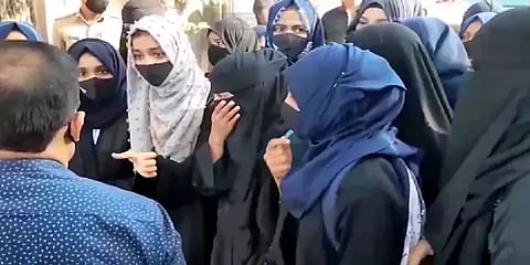 ஹிஜாப் எதிர்ப்பு விவகாரம் - கர்நாடகாவில் மேல்நிலைப் பள்ளி, கல்லூரிகளுக்கு 3 நாள் விடுமுறை