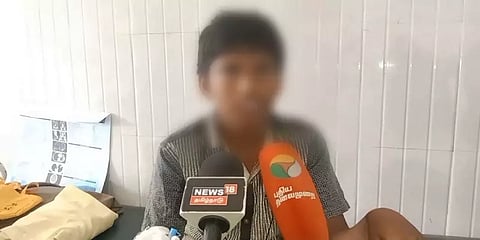 பிரம்பால் சரமாரி அடி.. செல்போனில் இருந்த கோபத்தை மாணவன் மீது காட்டிய தலைமையாசிரியர்