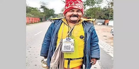 கழுத்தில் QR code, மொபைலில் UPI வாலட் - டிஜிட்டல் யாசகம் பெறும் பீகார் மனிதர்!