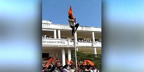 ”தேசியக்கொடி கம்பத்தில் காவிக்கொடி ஏற்றிய மாணவர்கள்”-கர்நாடகாவில் வன்முறை; போலீஸ் தடியடி