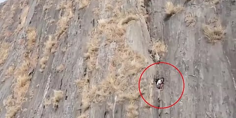 மலையிடுக்கில் சிக்கி தவிக்கும் கேரள இளைஞர்: மீட்க செல்லும் ராணுவம்! அடுத்தது என்ன?