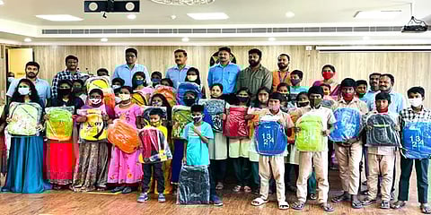 நீதிபதியின் உத்தரவை அடுத்து பறிமுதல் பொருட்களை குழந்தைகளுக்கு வழங்கிய கூடுதல் டிஜிபி