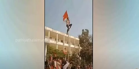 கர்நாடகா: காவி கொடியை இறக்கி தேசியக்கொடியை ஏற்றிய மாணவர்கள்