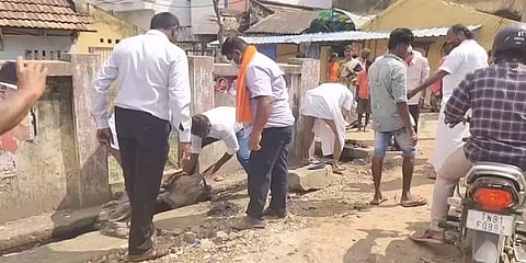 ’இதுதான் தூய்மை இந்தியாவா?’ எனக் கேட்ட மக்கள் - உடனே சாக்கடையை அள்ளிய பாஜகவினர்