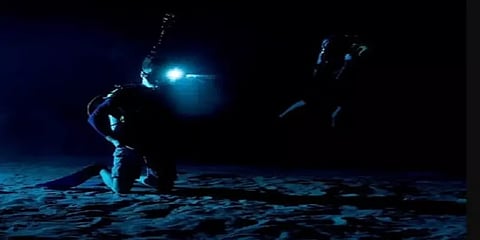 இருள் சூழ்ந்த நீச்சல் குளத்தில் விண்வெளி வீரர்கள் பயிற்சி: வினோதமான படத்தை பகிர்ந்த நாசா