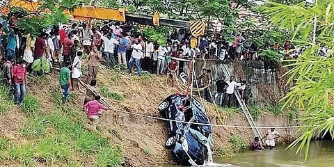 கேரளா: கட்டுப்பாட்டை இழந்து கால்வாயில் பாய்ந்த கார் - 3 பேர் பலி