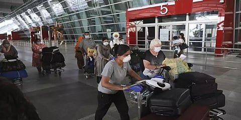 இந்தியா வரும் பயணிகளுக்கு கட்டுப்பாடுகள் தளர்வு