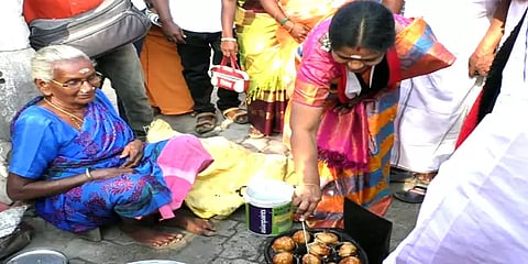 மதுரை: வாக்கு சேகரிப்பின்போது பணியாரம் சுட்ட அதிமுக பெண் வேட்பாளர்