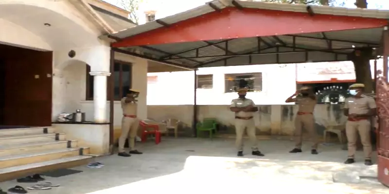 மதுரை: போலீசார் முன்னிலையிலேயே திமுக பிரமுகர் மீது தாக்குதல்; அதிமுக பிரமுகர் மீது வழக்கு