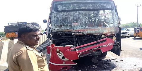 நின்றிருந்த லாரி மீது மாநகர பேருந்து மோதி விபத்து: நொறுங்கிய கார்