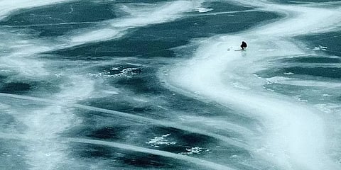 மைனஸ் 10 டிகிரி செல்சியஸ் உறைந்த ஏரி: காற்று மெத்தையை பயன்படுத்தி உயிர் பிழைத்த பெண்