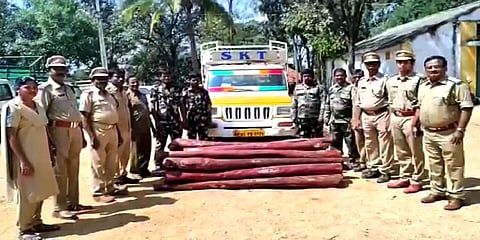 திருப்பதி: வாகன சோதனையில் சிக்கிய ரூ. 10 லட்சம் மதிப்புள்ள செம்மரக்கட்டைகள்